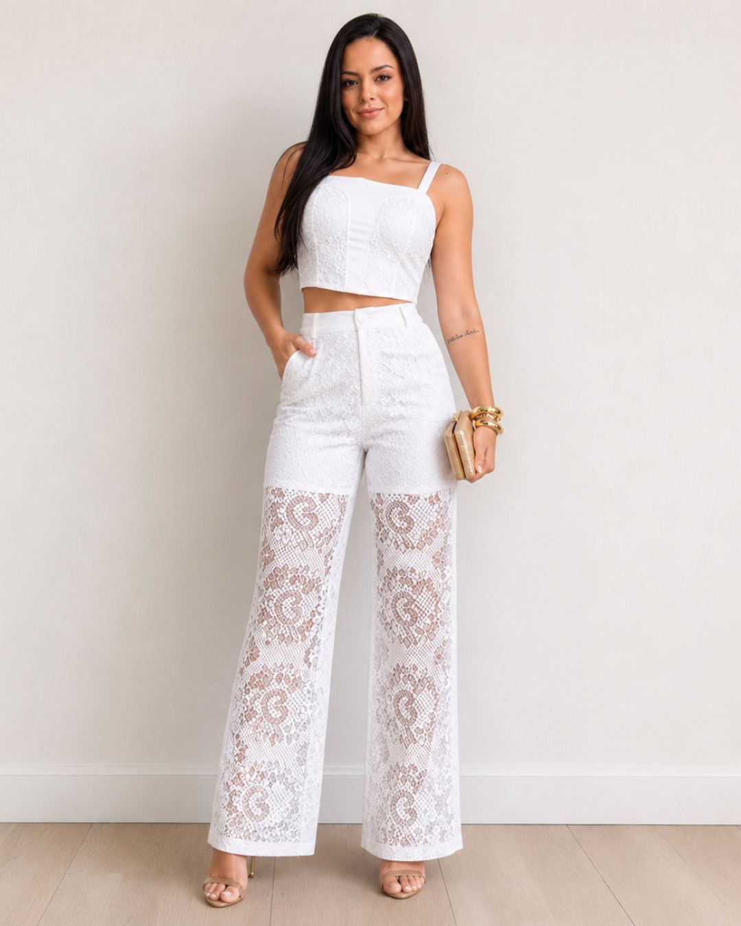Conjunto de encaje con top y pantalones