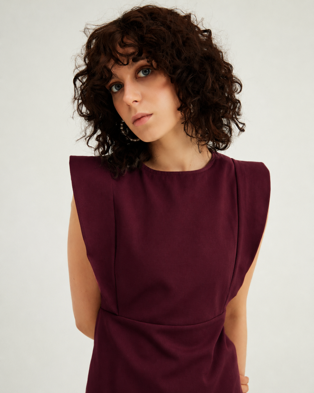 Vestido Corto con Hombreras