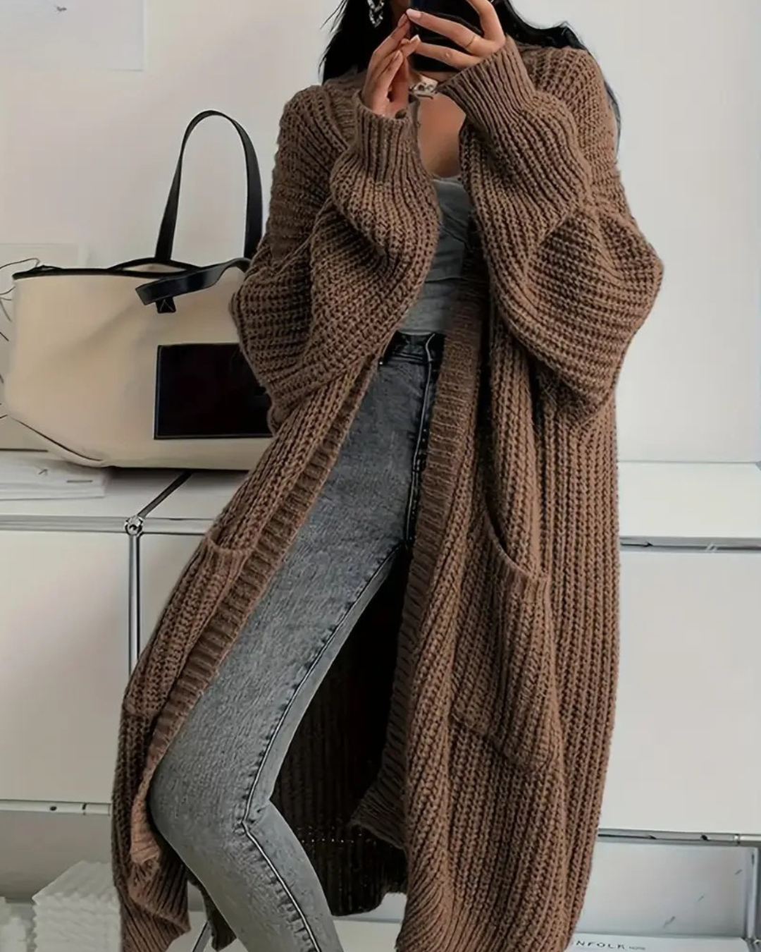 Abrigo largo para mujer con estilo abierto y bolsillos frontales