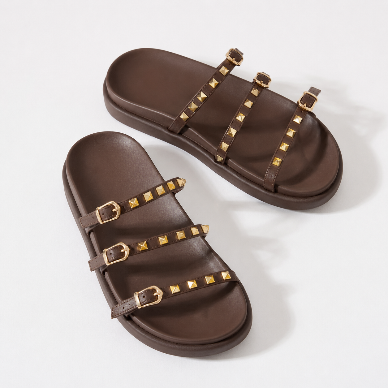 Sandalias Planas con Tachas Metalizadas®
