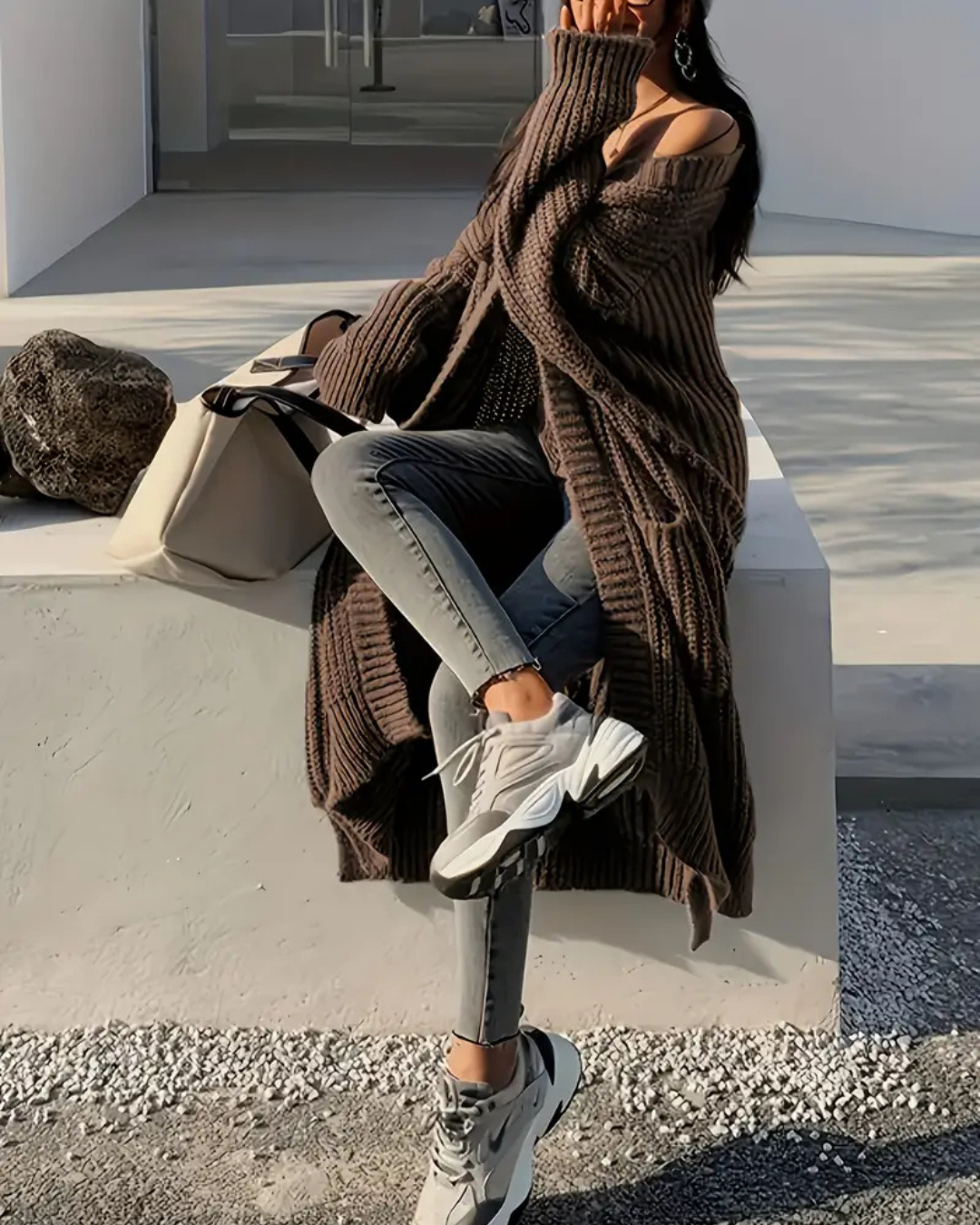 Abrigo largo para mujer con estilo abierto y bolsillos frontales