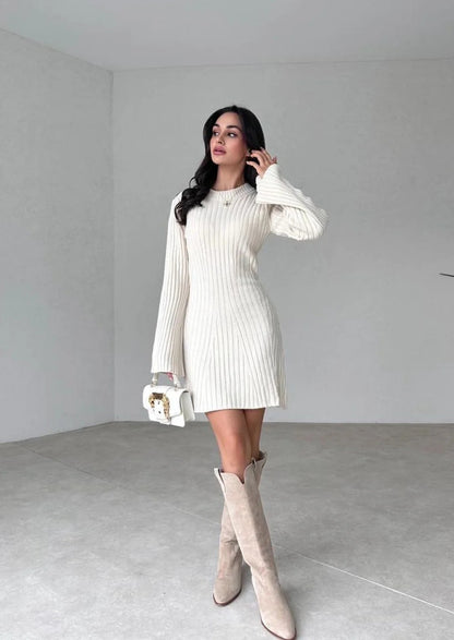 Vestido Crema de Punto Acanalado: Elegancia Sutil y Tejido de Lujo